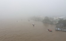 Sương mù bao phủ Cần Thơ, lái tàu phải phát loa xin đường