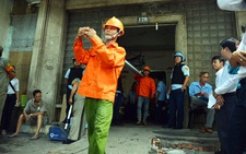 Quận 1 cưỡng chế, tháo dỡ chung cư 128 Hai Bà Trưng