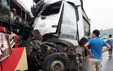 Xe khách, xe tải đấu đầu trên đường cao tốc, 8 người bị thương