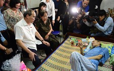 Bí thư Nguyễn Thiện Nhân thăm người dân quận 2