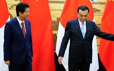 Thủ tướng Nhật Shinzo Abe thăm Trung Quốc: Nỗ lực cân bằng quan hệ