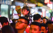Cõng trẻ em, tránh đám đông nườm nượp chơi Halloween ở phố Tây Bùi Viện