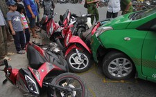 Taxi tông hàng loạt xe máy chờ đèn đỏ ở Mỹ Tho