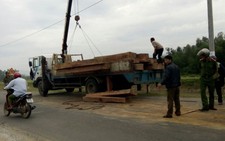 Bị truy đuổi, xe tải đổ gỗ ngổn ngang ra đường 'cản địa'