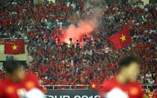CĐV Myanmar lo CĐV Việt Nam đốt pháo sáng