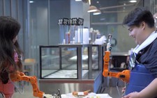 Độc đáo cánh tay robot đút thức ăn cho người