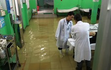 Bác sĩ lội bì bõm cứu bệnh nhân