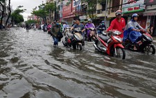 Cận cảnh cuộc sống người dân TP.HCM sau 2 ngày dầm mình chịu ngập