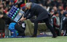 HLV Mourinho ăn mừng như ‘điên’ sau bàn thắng của Fellaini