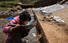 Cách đơn giản để chặn chất thải nhựa trôi ra biển
