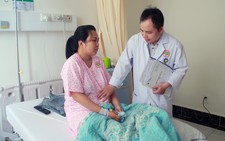 Mổ bắt con, cắt khối u nang khủng cho một sản phụ