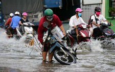 Dân Sài Gòn vất vả trong triều cường
