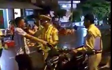 Vụ CSGT ngã: do trượt chân chứ không ai đánh