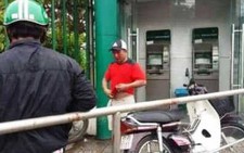 Trét ớt vào mắt người rút tiền tại ATM cướp tài sản
