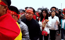 CĐV đang xếp hàng vào sân Mỹ Đình mang theo Cup khủng và nhiều biểu tượng độc đáo
