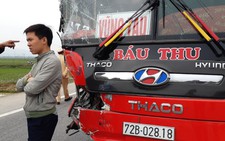 Dân giúp thu gom hàng của xe tông nhau trên quốc lộ 1