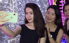 Giới trẻ xuống đường săn ảnh đẹp mùa Noel