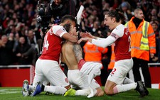 Arsenal thắng nghẹt thở Tottenham 4-2 sau cuộc rượt đuổi tại Emirates