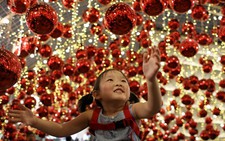 Thế giới rực rỡ ánh đèn đón Giáng sinh