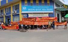 Hàng trăm người mua căn hộ xã hội lại vây Công ty Hoàng Quân