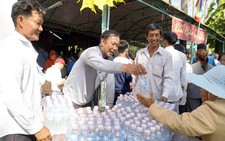 Nhiều quầy cơm nước miễn phí tại lễ hội Gò Tháp