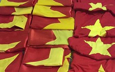 Bạn trẻ góp hơn 300 lá cờ gửi ngư dân hải đảo sau 'bão' AFF Cup