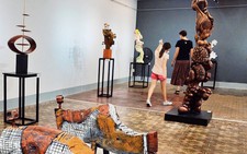 Điêu khắc 'sửa mình', thậm chí rất thời thượng