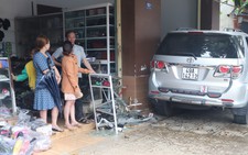 Ô tô lao vào nhà tông chết một phụ nữ đang ngồi may quần áo