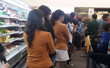 Xếp hàng nửa tiếng mới mua được đồ ở siêu thị