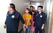 Có nên còng tay du khách bỏ trốn?