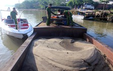 Bắt thuyền chở cát khai thác trái phép trên sông Đồng Nai
