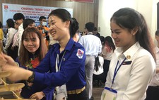 Đại biểu tàu thanh niên SSEAYP: 'Yêu quá áo dài và nhạc cụ Việt'