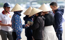 Một nhân viên bảo vệ VFF bị bắt khi đang bán vé trận VN- Philippines