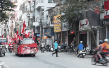 Video: Diễu hành tiếp lửa cho đội tuyển Việt Nam trước trận đấu với Philippines