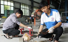Hai sinh viên biến nilông tái chế thành gạch lát nền