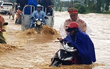 Bình Định: hàng chục ngàn học sinh nghỉ học tránh lũ