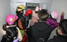 ATM 'ăn tết' sớm, khách hàng khổ sở chờ rút tiền