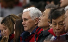Trên chuyên cơ về Mỹ, ông Pence tuyên bố vẫn cô lập Triều Tiên