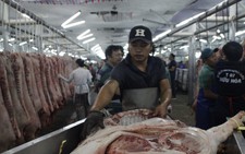 Chợ 28 tết, heo giảm giá, trái cây lập 'đỉnh'