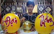Sinh viên, học sinh kiếm tiền bằng việc viết thư pháp trên trái cây