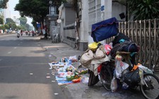 Cửa hàng tết 'lạ' trên vỉa hè Sài Gòn chiều 30
