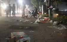 Sau giao thừa, Hồ Gươm tràn ngập rác