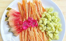 Làm mứt dưa hấu thanh mát đổi vị ngày tết