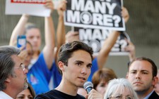 Dân Mỹ phẫn nộ vì ông Trump né tránh việc kiểm soát súng đạn