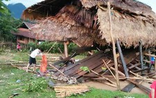 Mưa đá, lốc xoáy ở Nghệ An làm nhiều nhà dân tốc mái
