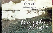 Và trong mắt nàng thời gian bốc khói...