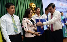 Phát móc khóa có số điện thoại lãnh đạo phường cho dân