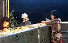 Video tên cướp bịt mặt đập kính cướp tiệm vàng trong vòng 10 giây