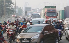 Càng về cuối năm, xa lộ Hà Nội càng kẹt cứng