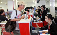 Làm giả giấy tờ để đi máy bay:  Nguy cơ tiền mất tật mang